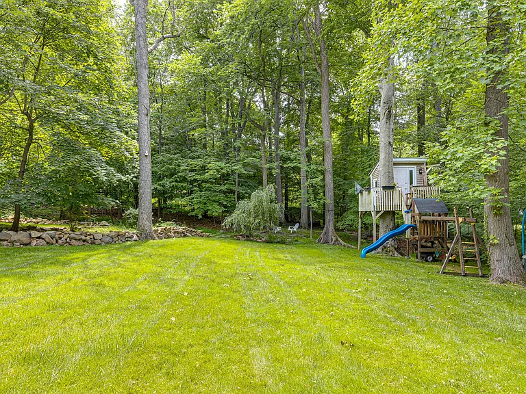 35 Fox Run — Photo 38