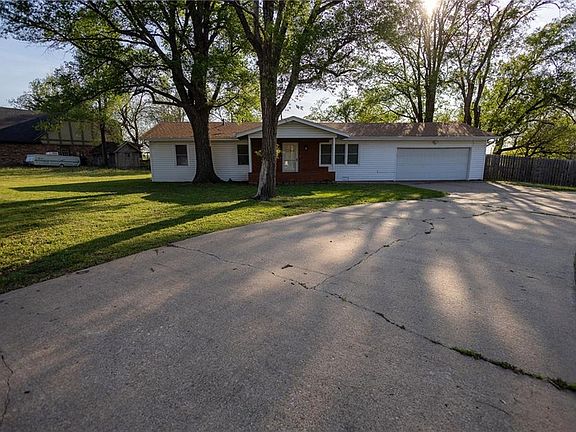 4th image of 2411 Grand Ln