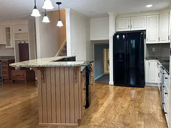 eat-in kitchen
