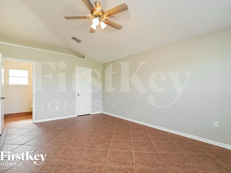 1120 NW 11th Pl — Photo 10