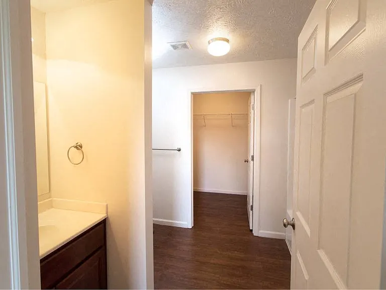 McCormick Manor — Photo 17