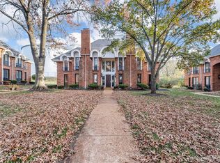 916 Claytonbrook Dr APT 1, Ballwin, MO 63011