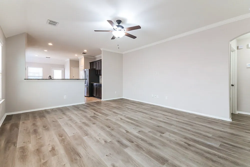 3 bed, 2.0 bath, 1461 sqft, $2,105 — Photo 4