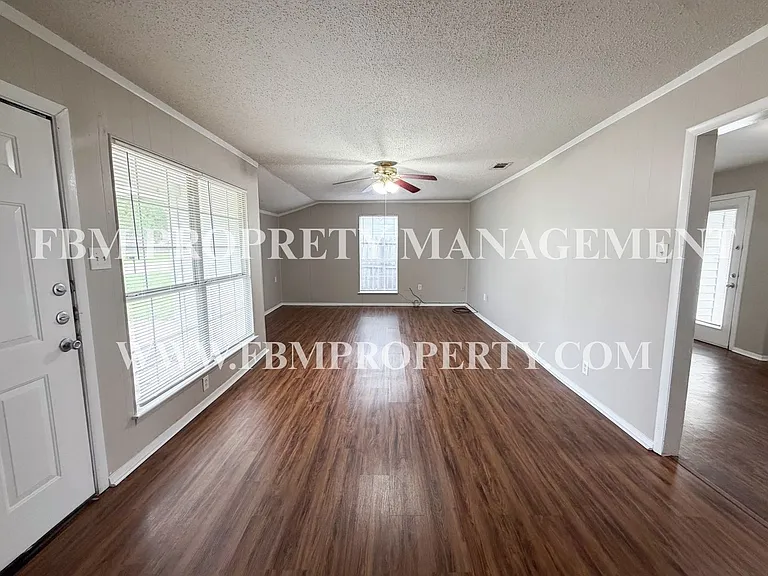 136 Highland Dr — Photo 3