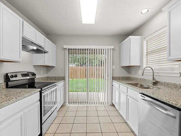 6726 Raintree Path — Photo 4