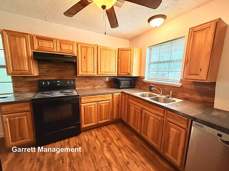 106 N Fairview St — Photo 7