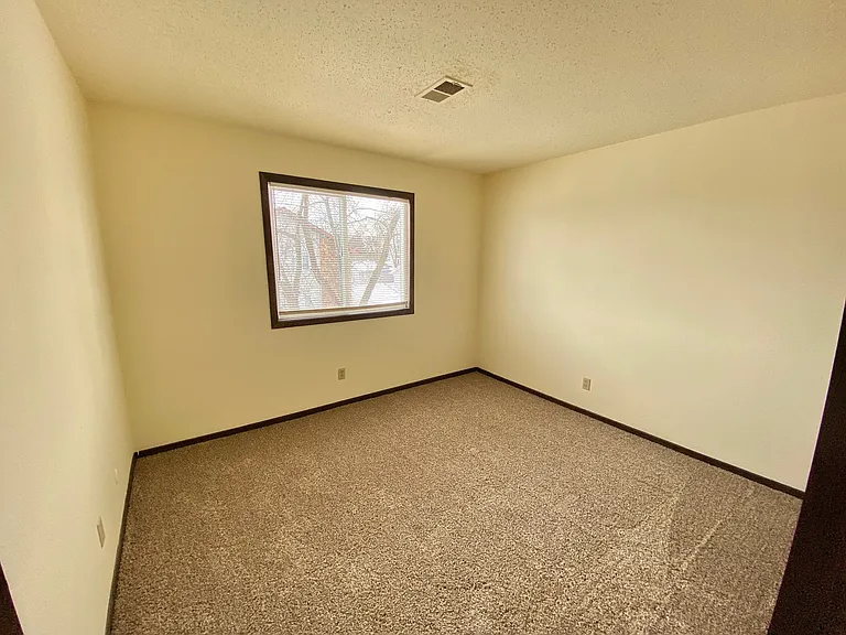 Windsor Crest Apartments — Photo 52