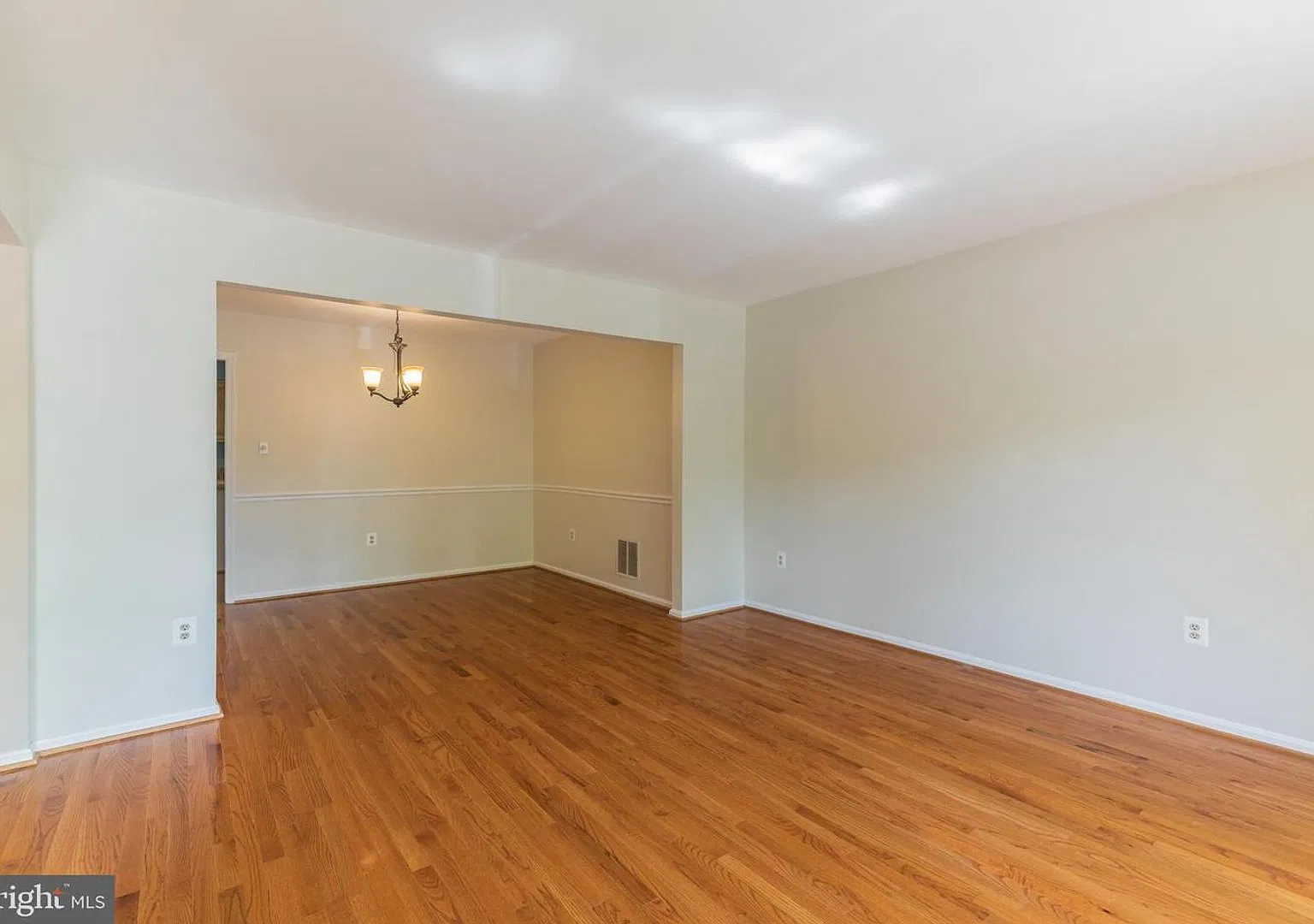 Welcome to an elegant three level townhome in the peaceful Hayfield View community! — Photo 4