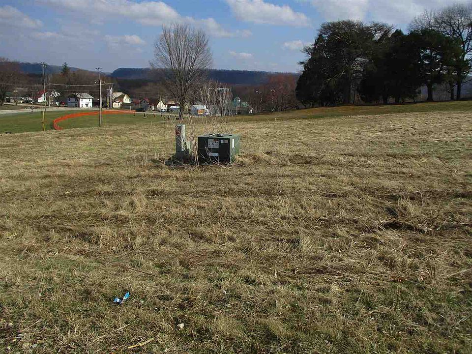 2nd image of 105 Tower Ln