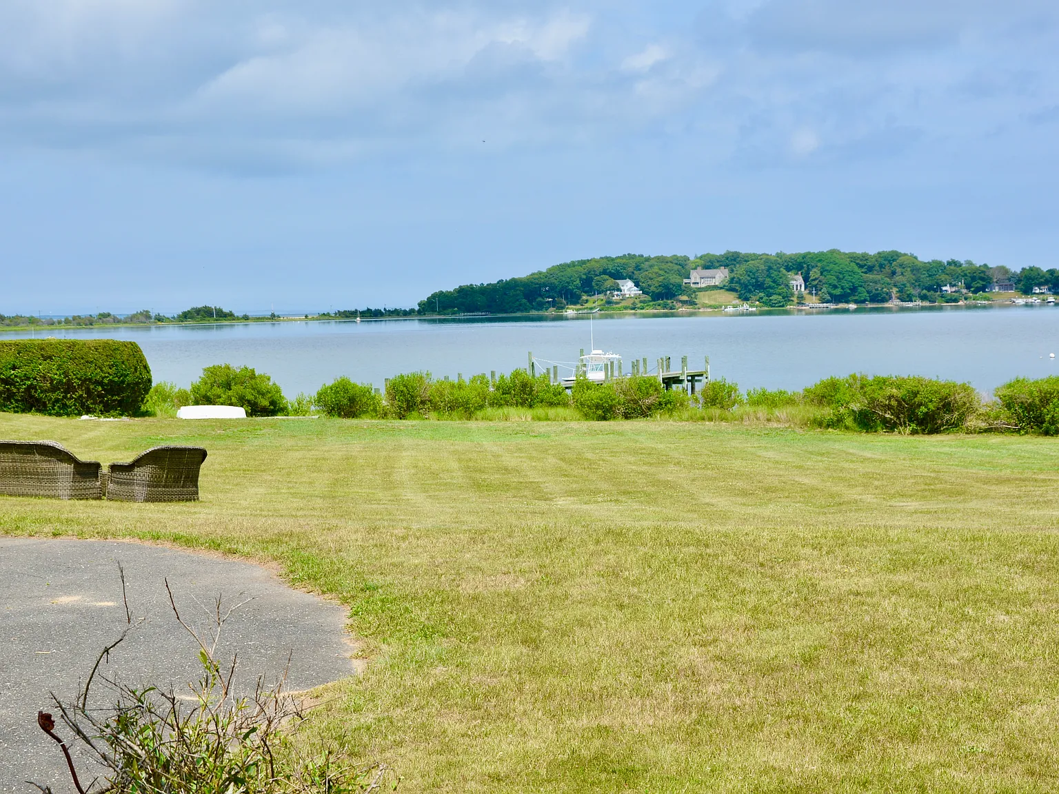 Waterfront Traditional On Estate - Dock and Pool Access — Photo 3