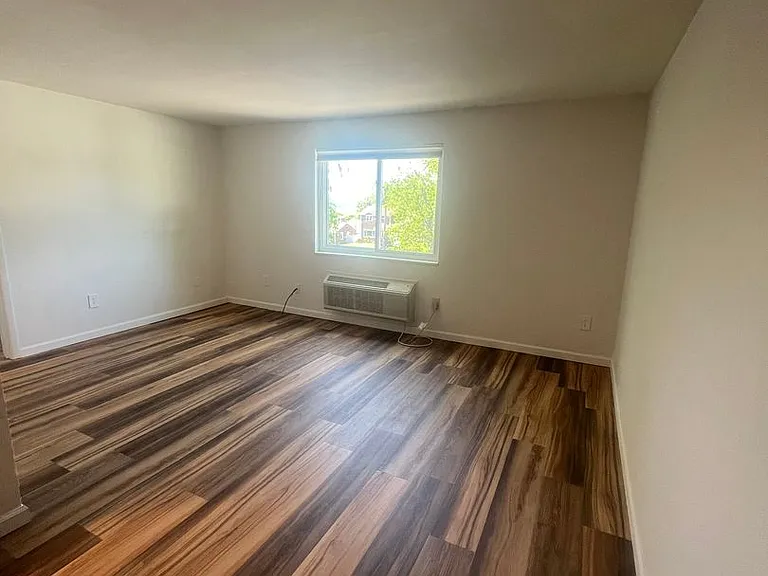 628 Steele Street — Photo 4