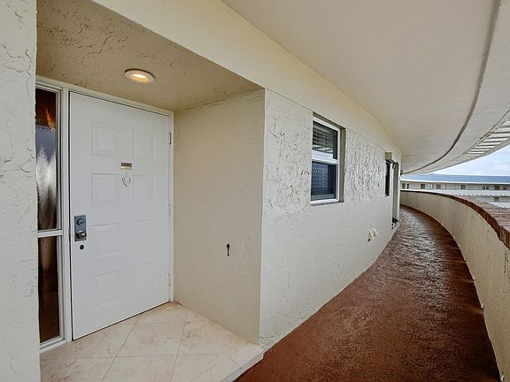4th image of 1523 E Hillsboro Boulevard #1035