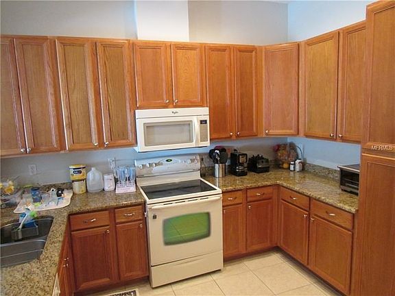 Modern Kitchen w/ Granite Countertops !