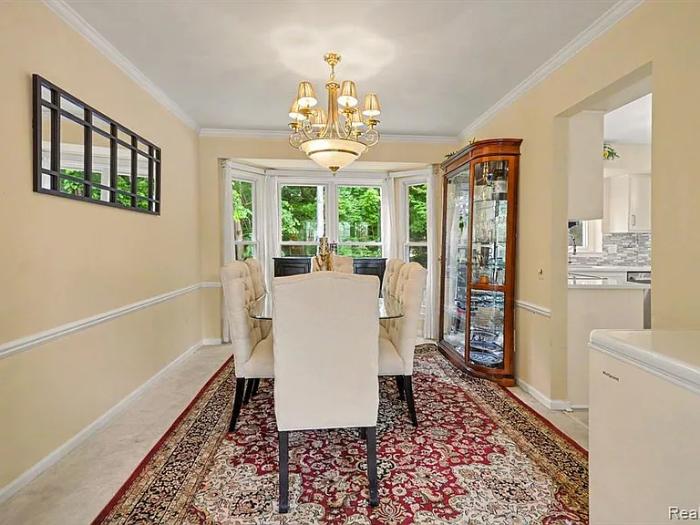 425 Thornridge Ct — Photo 14