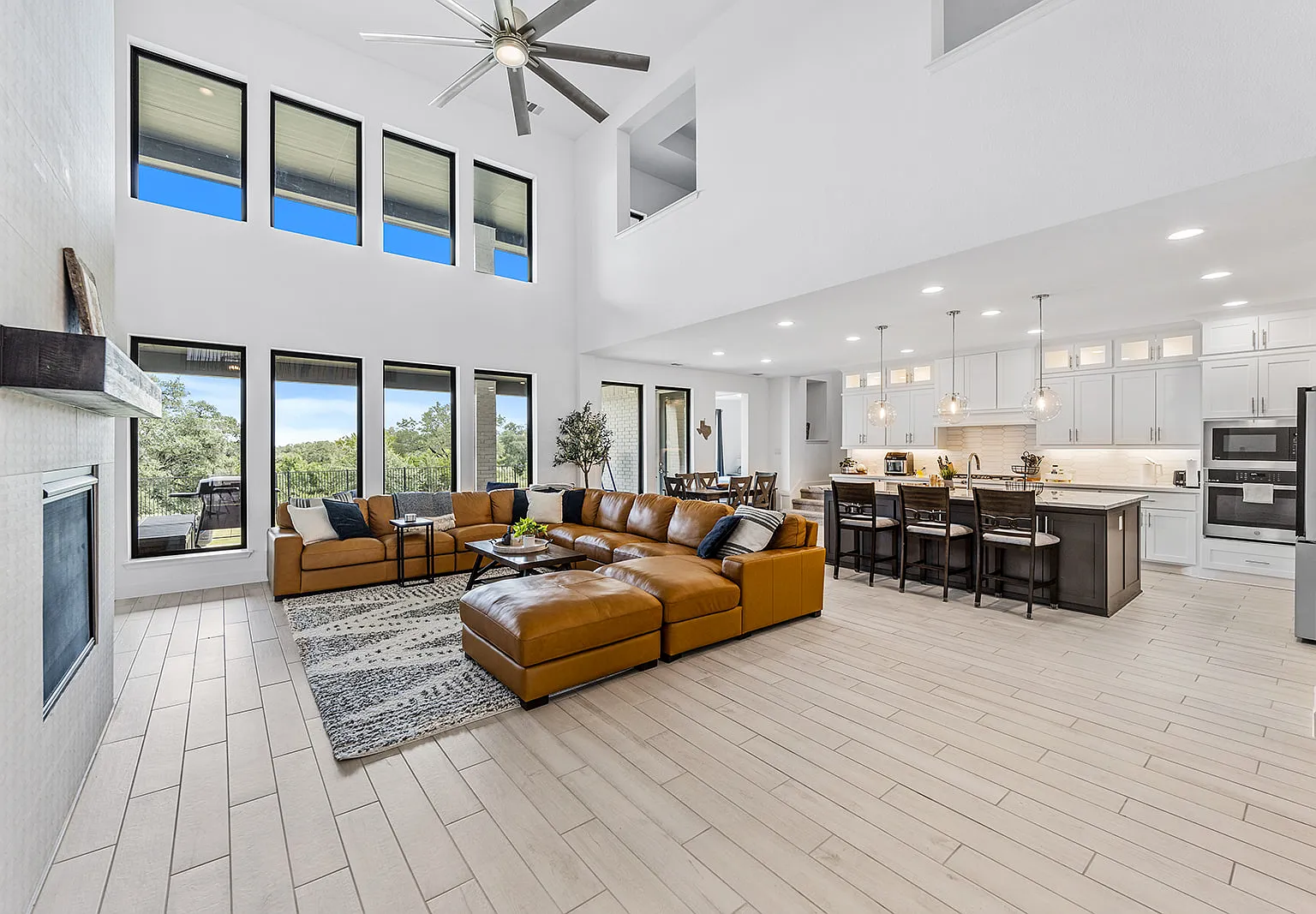 5 bed, 4.5 bath, 4891 sqft, $10,500 — Photo 4