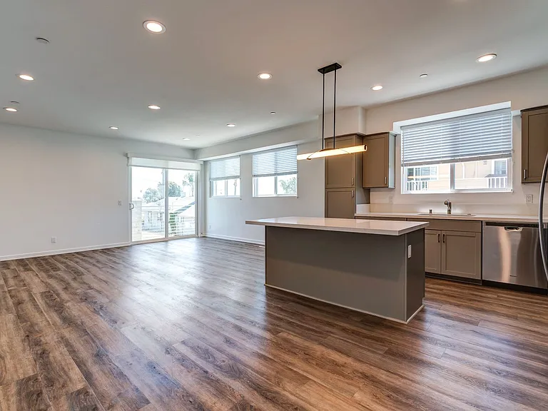 1276 E Santa Clara St — Photo 6