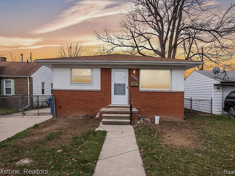 23583 Columbus Ave — Photo 1