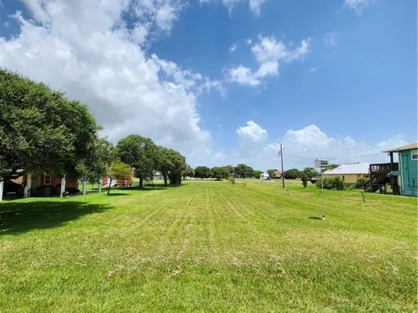 853 Swallow Dr, Palacios, TX 77465