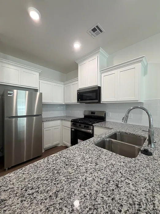 3 bed, 1250 sqft, $1,595 — Photo 2