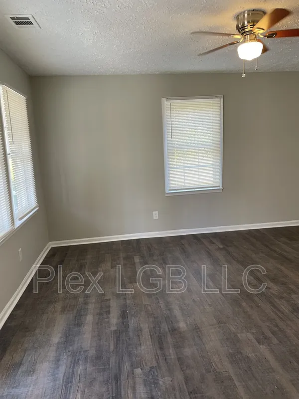 3 bed, 1.0 bath, 1024 sqft, $1,200 — Photo 4