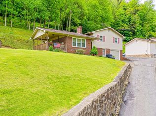 1004 Yates St, Grundy, VA 24614