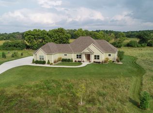 1100 N Ravinia View Ln, Oconomowoc, WI 53066