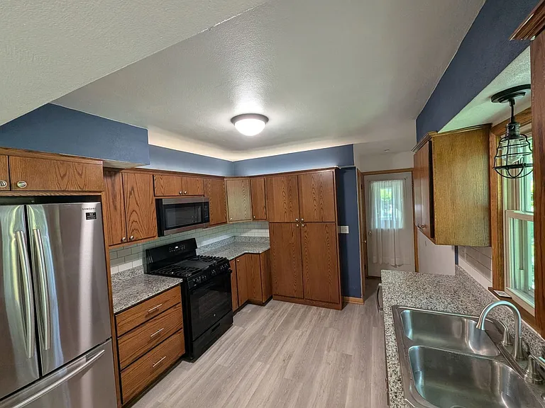 7734 E Rockton Rd — Photo 20
