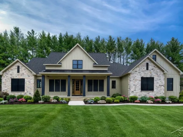 3257 Hidden Meadows Dr, Midland, MI 48642
