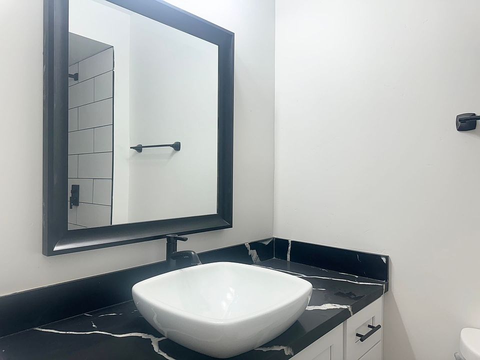 2nd image of 2121 Thomas Ave #10