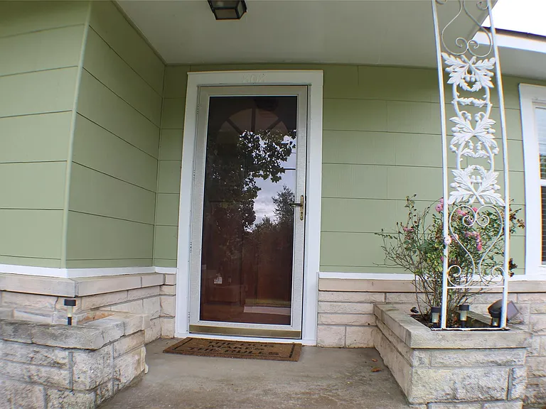 808 E Tom Green St — Photo 2