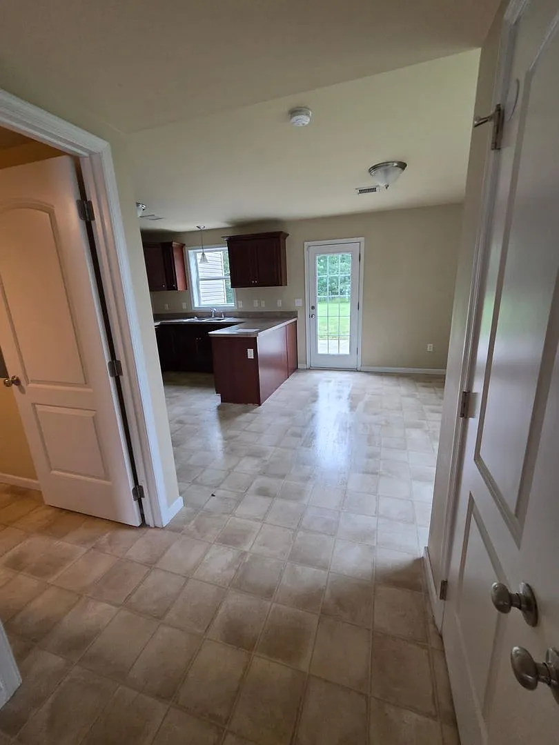 Welcome to this beautiful three-bedroom, two-bathroom home in Middletown — Photo 3