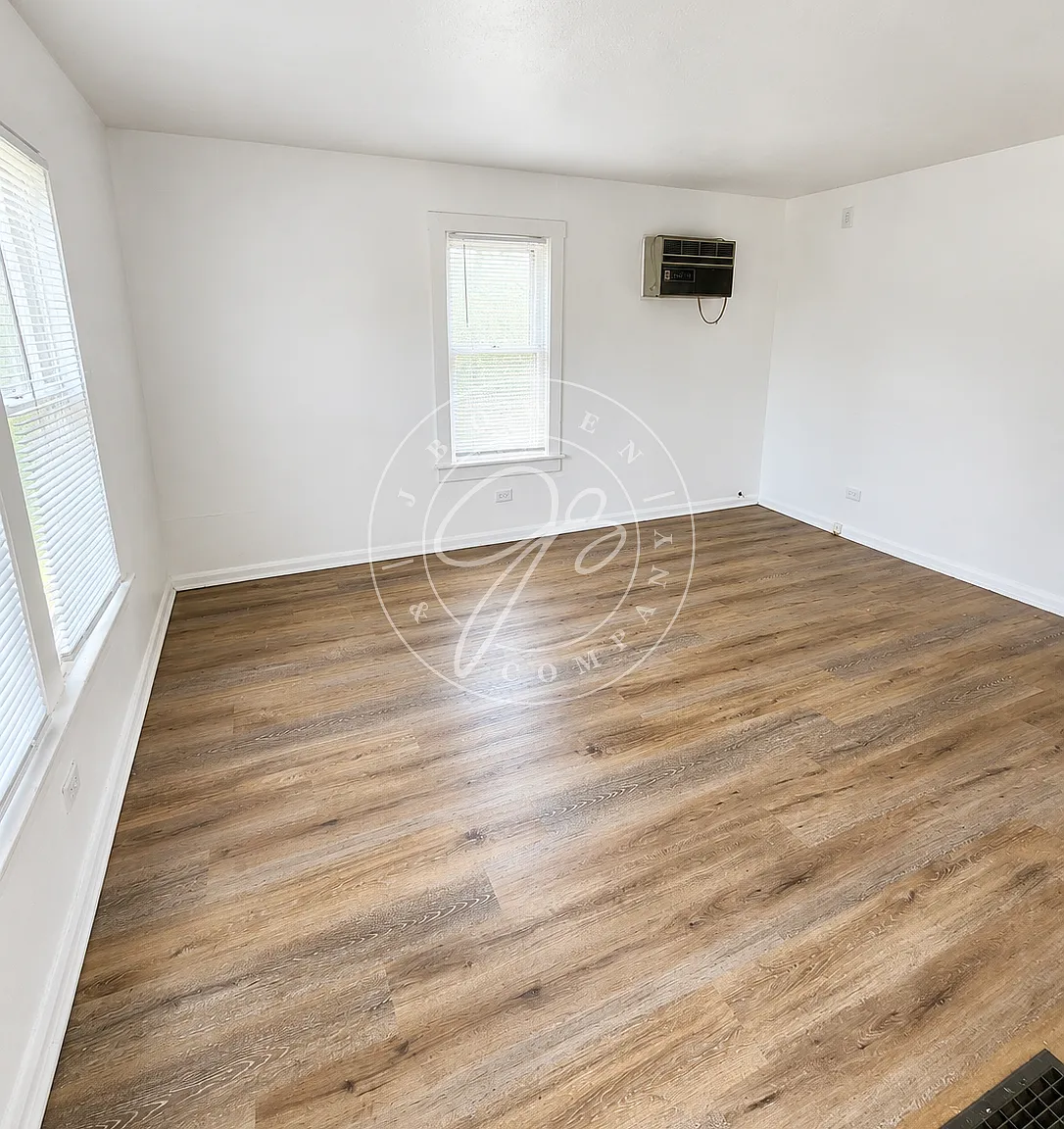 2 bed, 1.0 bath, 700 sqft, $900 — Photo 2