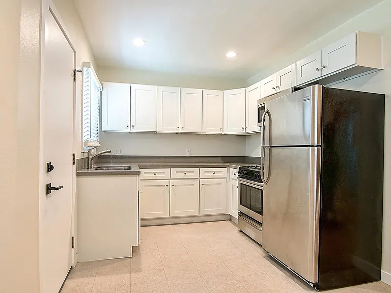 1321 W 36th St — Photo 13