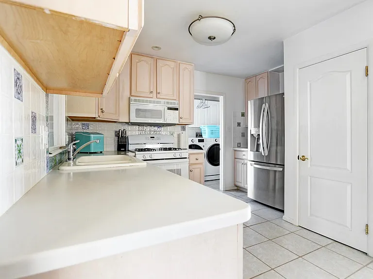 29 Ocean Dr W — Photo 13