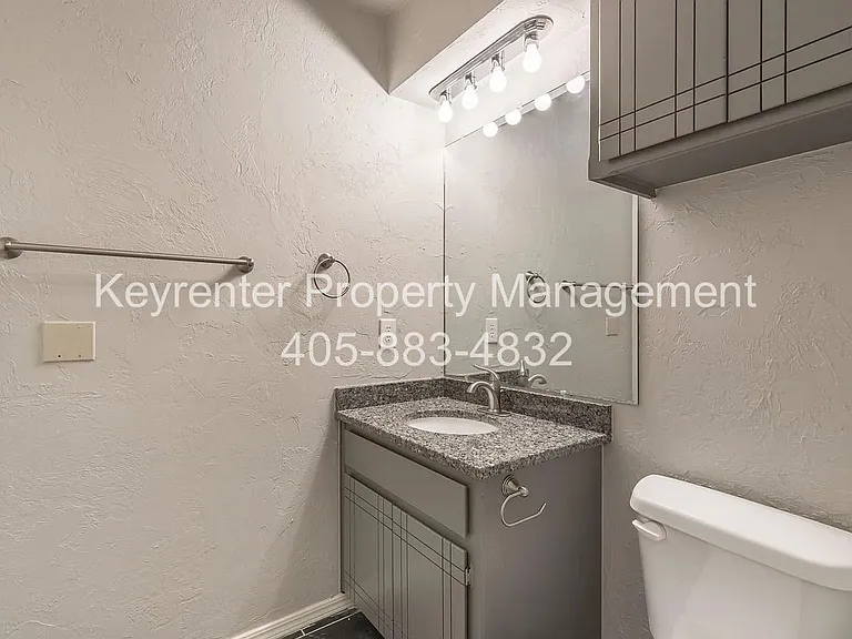 9016-9020 N Rockwell Dr — Photo 18