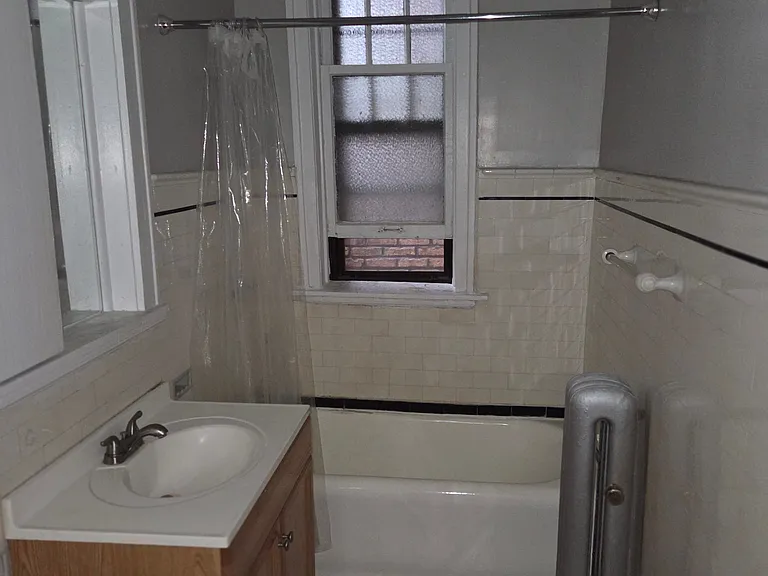 1335 W Fargo Ave #1W — Photo 8