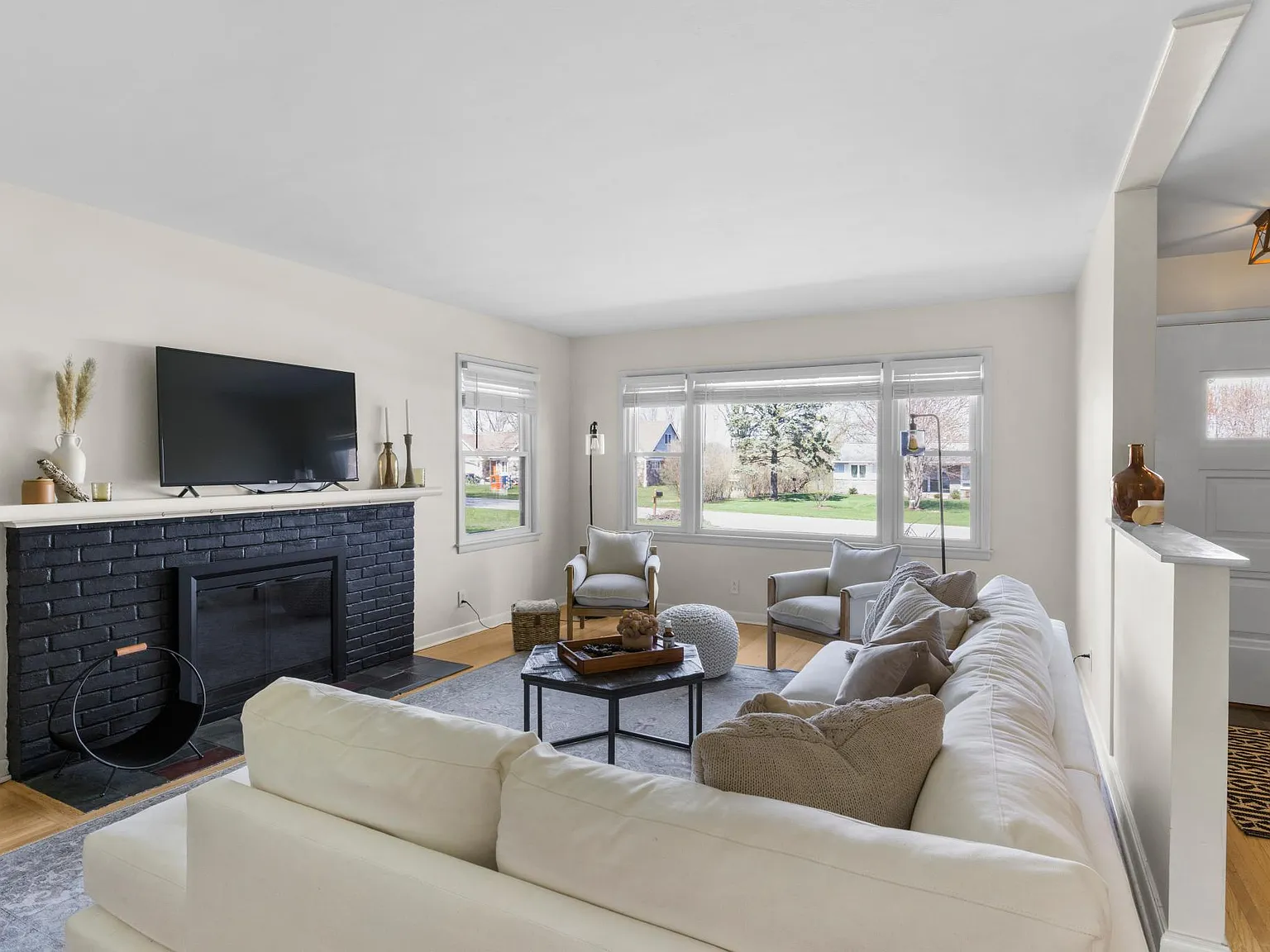 3 bed, 1.5 bath, 1550 sqft, $3,800 — Photo 2