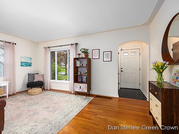 3rd image of 1254 Oaklawn St NE