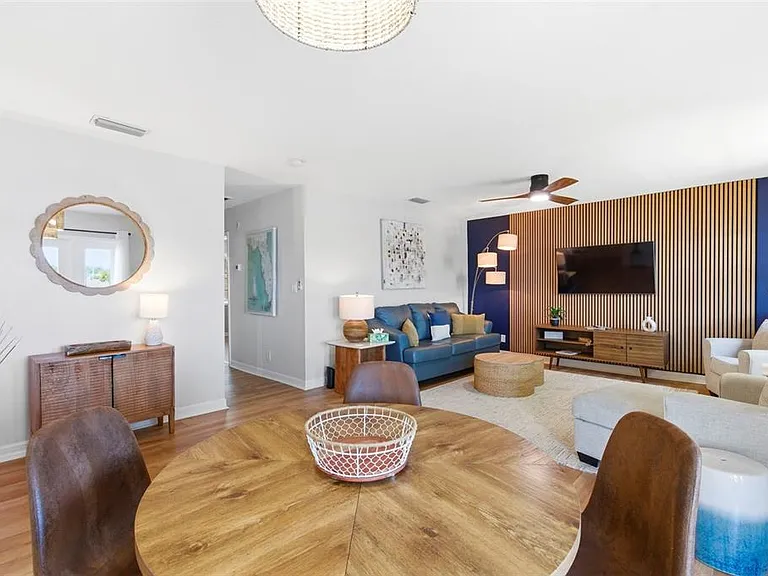 201 Pompano Dr SE #C — Photo 15