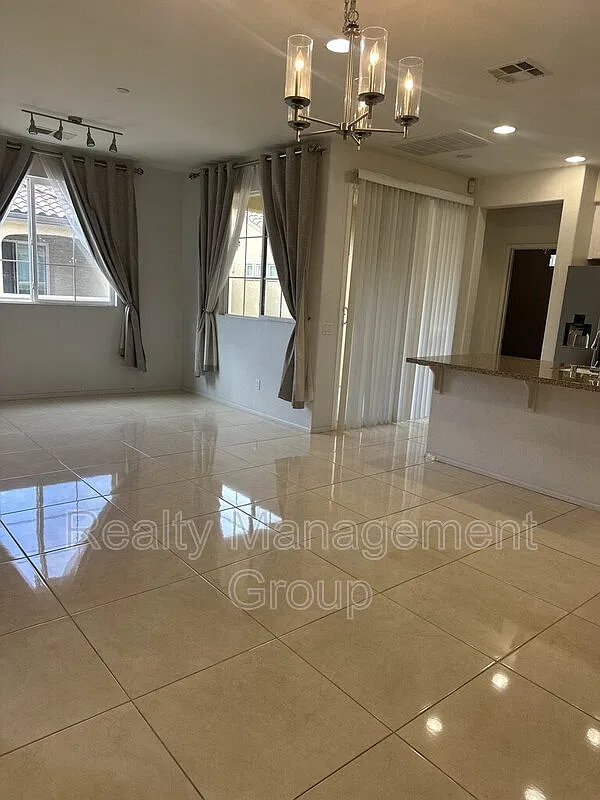 2 bed, 2.0 bath, 1098 sqft, $3,600 — Photo 2