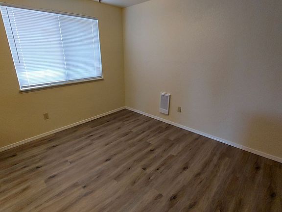 4th image of 4612 73rd Pl NE