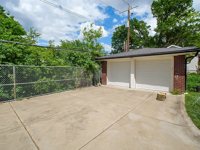 7071 Lindell Blvd — Photo 25