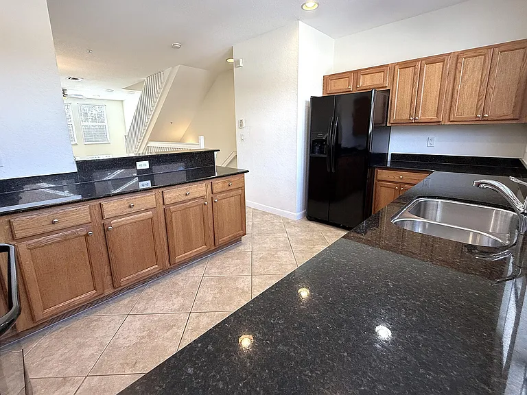 960 Millbrae Ct #4 — Photo 8