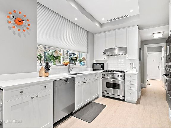 3rd image of 1040 Lexington Ave #8B