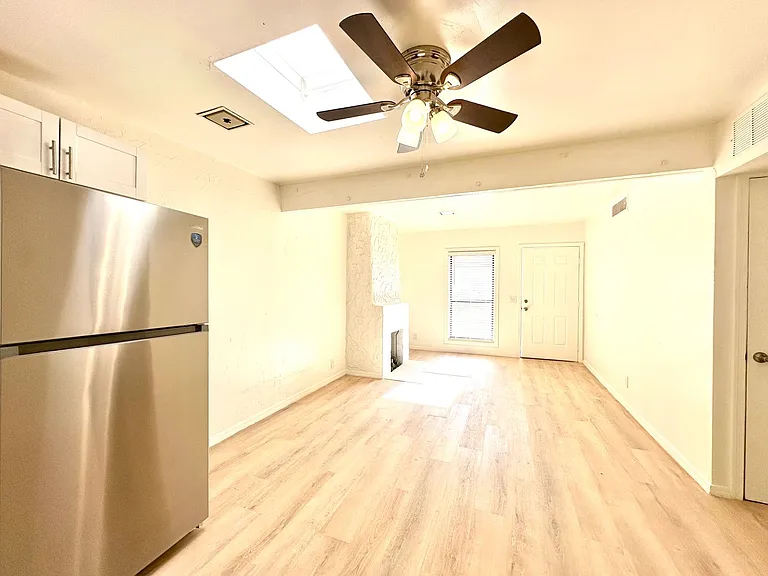 1 and 2 Bedroom Townhomes Near Downtown Tucson! Renovated with Off Street Parking! — Photo 10