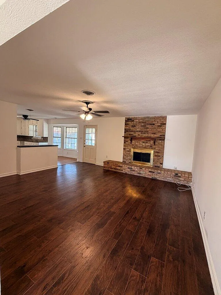 3 bed, 2.0 bath, 1827 sqft, $2,400 — Photo 2