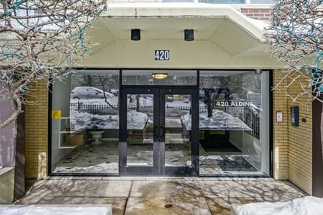 1st image of 420 W Aldine Ave APT 428