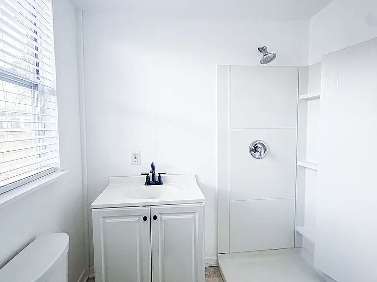 1715 N Bumby Ave — Photo 23