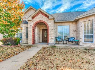 304 N Emerald Way, Mustang, OK 73064