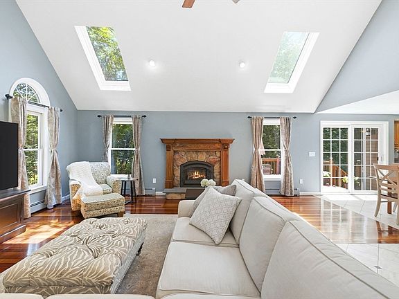 5th image of 15 Hillcrest Dr